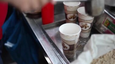 Baharatlı sokak tavuğu çorbası Krema, soğan ve tereyağlı.