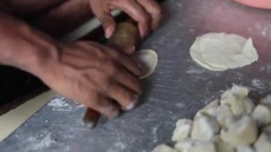 Momo ya da samosa için belan kullanarak Hint ekmeği hamuru yoğurmak..