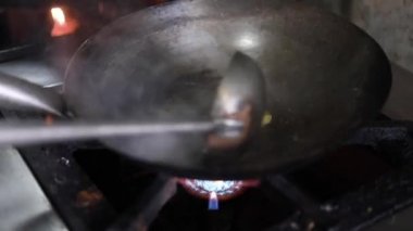 Tibetli anneler ve börekler için Hint tavasında kırmızı turşu sosu pişirmek. Kızarmış soğan, tuzlu ve diğer baharatlarla..