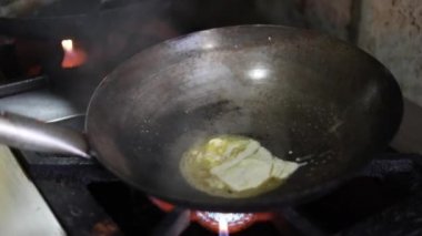 Tibetli anneler ve börekler için Hint tavasında kırmızı turşu sosu pişirmek. Kızarmış soğan, tuzlu ve diğer baharatlarla..