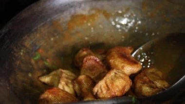 Hint usulü tencerede ya da kadhai 'de baharatlı kırmızı soslu tavuk momo fırlatmak..