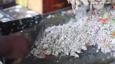 İnce dilimlere et kesmeye ve Hint usulü tavuk yahnisi için küçük parçalara yakın çekim.. 