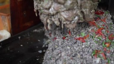Sokak lokantasında dönen bir shawarma makinesinden tavuk kesmek. Barbeküyü asıyorum.