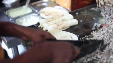 Hint usulü tavuk shawarma yapmak için mayonezli yumuşak pita ekmeği giyiyorum. Tavuklu sandviç yapıyorum.. 