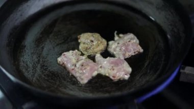 Kemiksiz, az yağlı tavuğu sokak yemekhanesinde Hint tavasında pişirmek..