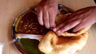 Hint ekmeği Chole Bhature, Yeni Delhi, Hindistan 'da soğanlı Darshan' da