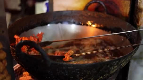 Syväpaistettua Kanaa Intiassa Kadhai Kadulla Elintarvikkeiden Markkinoilla Zakir Nagar Delhi — kuvapankkivideo
