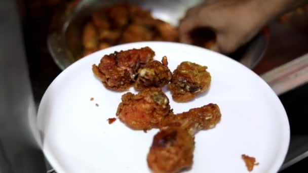 Podawanie Smażonego Kurczaka Cebulą Cytryną Sos Miętowy Gulbahar Chicken Fry — Wideo stockowe