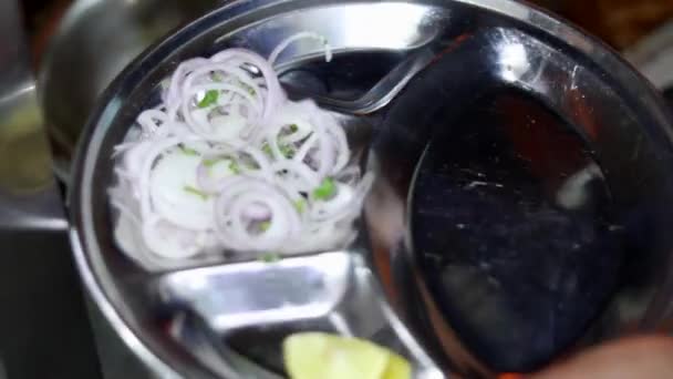 Servindo Frango Frito Com Cebola Limão Chutney Hortelã Verde Gulbahar — Vídeo de Stock