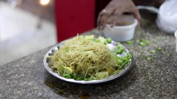 インド野菜のデシサラダに生姜焼きをトッピング — ストック動画