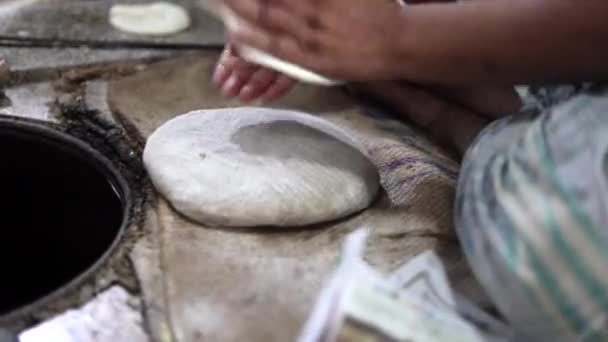 Herstellung Von Indischem Brot Roti Einem Tandoor Nach Dem Kneten — Stockvideo