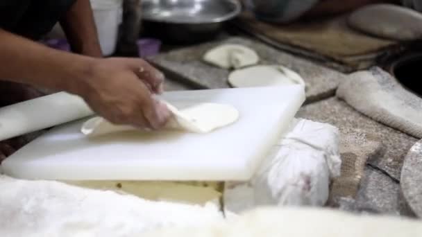 Herstellung Von Indischem Brot Roti Einem Tandoor Nach Dem Kneten — Stockvideo