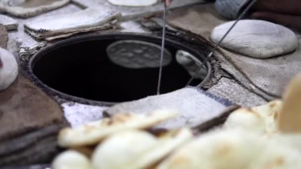 Výroba Indického Chleba Roti Tandoor Hnětení Těsta Ručně — Stock video