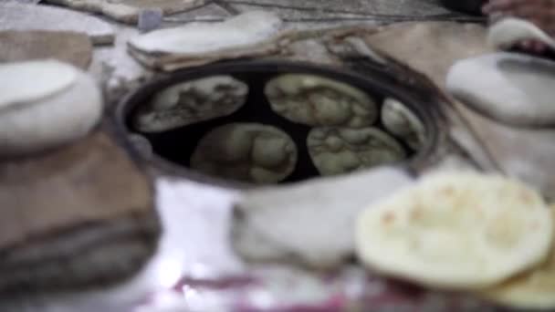 Herstellung Von Indischem Brot Roti Einem Tandoor Nach Dem Kneten — Stockvideo