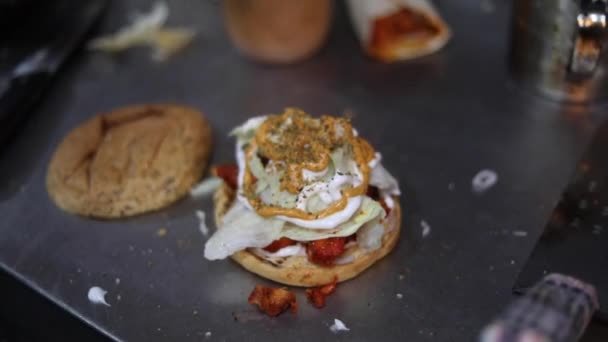 Garniture Burger Poulet Avec Poulet Oignon Sel Poivre Mayonnaise Crème — Video