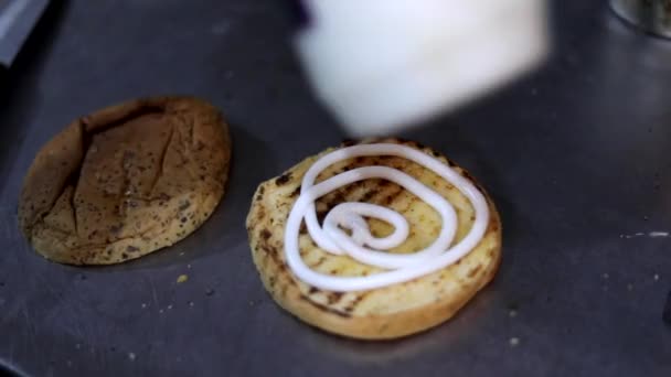 Garniture Burger Poulet Avec Poulet Oignon Sel Poivre Mayonnaise Crème — Video