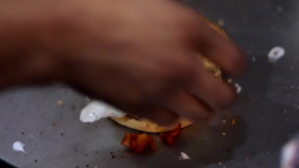 Hühnerburger Packpapier Verpacken — Stockvideo