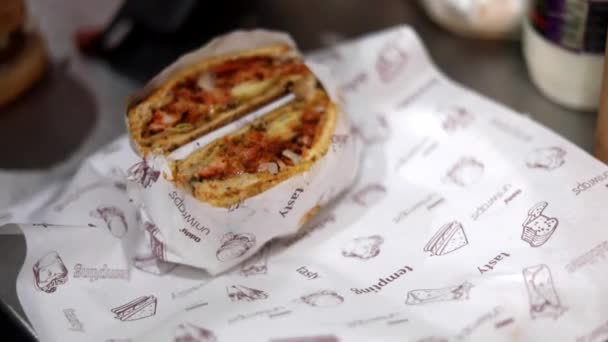 Pollo Tikka Burger Platter Con Nachos Queso Mayonesa — Vídeo de stock
