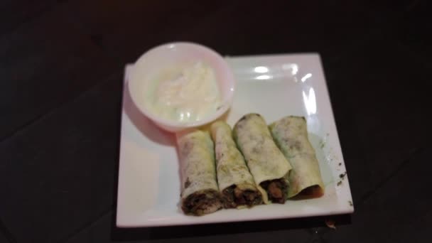 Draufsicht Auf Indische Straßenhuhn Shawarma Mit Mayonnaise — Stockvideo