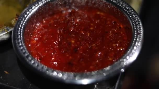 Rode Chutney Jus Koken Een Indiase Pan Kadhai Voor Tibetaanse — Stockvideo