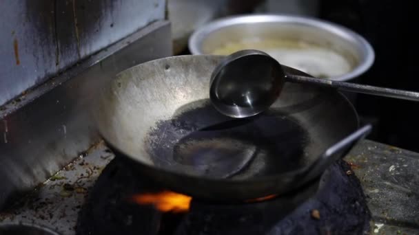 Μαγειρεύοντας Κόκκινη Σάλτσα Τσάτνεϊ Ένα Ινδικό Τηγάνι Kadhai Για Θιβετιανά — Αρχείο Βίντεο
