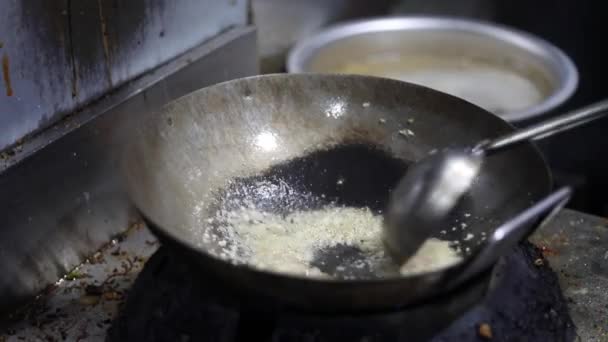 用印度平底锅加海煮红色的胡桃肉汁 做藏红麻和饺子 用盐和其他调味品烤和煎洋葱 — 图库视频影像