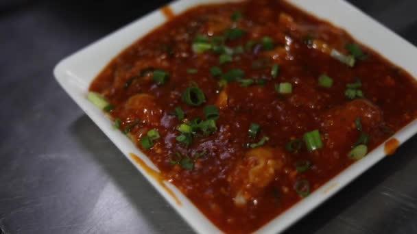 Extrem Närbild Kycklingsås Momos Eller Dumplings Toppade Och Garnerade Med — Stockvideo