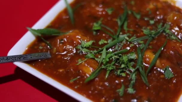 Extrem Närbild Kycklingsås Momos Eller Dumplings Toppade Och Garnerade Med — Stockvideo