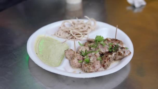 Tallrik Kyckling Malai Tikka Pappersplatta Med Lök Och Mynta Chutney — Stockvideo