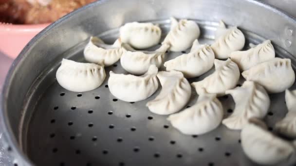 Frisch Gefüllte Hühnermomos Dampfgarer Bereit Zum Kochen — Stockvideo