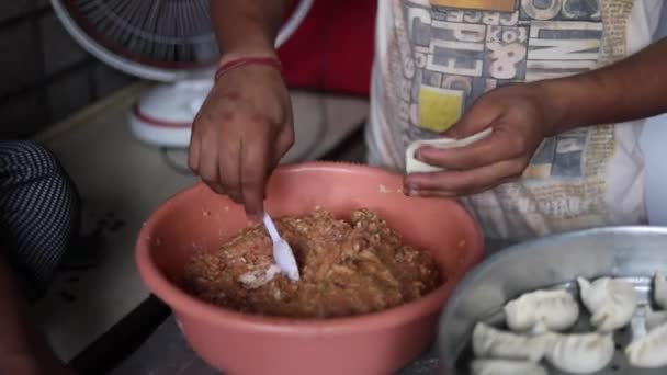 Stuffing Raw Indian Momo Bread Minced Chicken Keema — Stock Video