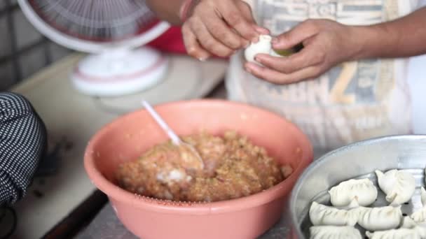 Набивка Сырого Индийского Мамо Хлеба Фаршированной Куриной Кимой — стоковое видео