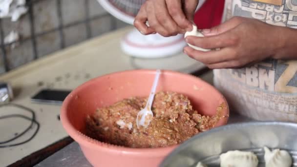 Rohes Indisches Momo Brot Mit Gehacktem Hühnerkeema Füllen — Stockvideo