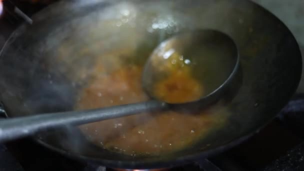 用印度平底锅加海煮红色的胡桃肉汁 做藏红麻和饺子 用盐和其他调味品烤和煎洋葱 — 图库视频影像