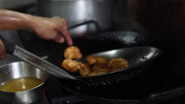 Frying Chicken Momos Dumplings India Pan Kadhai Oil — Stock Video