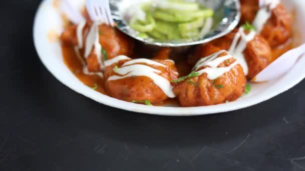 Nahaufnahme Von Sovy Butter Chicken Momos Garniert Mit Mayonnaise Dressing — Stockvideo