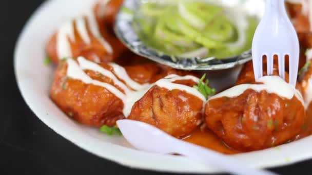 Closeup Shot Gravy Butter Chicken Momos Topped Mayonnaise Dressing Green — Stock Video