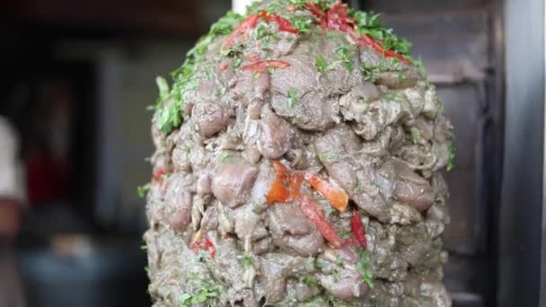 Hühnchen Von Einer Rotierenden Shawarma Maschine Streetfood Restaurant Abschneiden Hängegrill — Stockvideo
