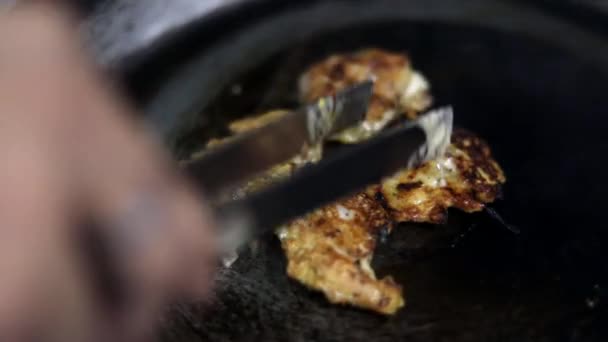 Kochen Ohne Knochen Fettarmes Gegrilltes Hühnchen Auf Einer Indischen Pfanne — Stockvideo