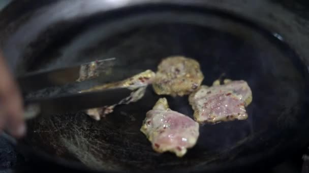 Cocinar Pollo Parrilla Deshuesado Bajo Grasa Una Sartén India Local — Vídeos de Stock