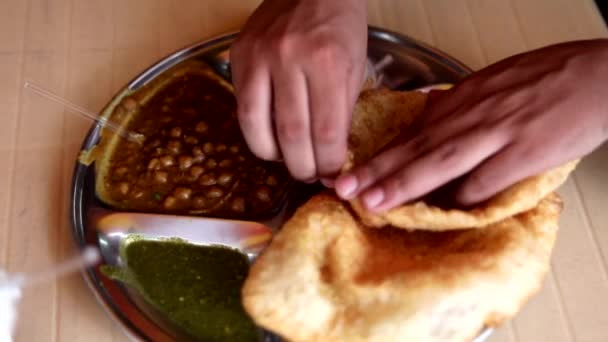 Pane Indiano Chole Bhature Darshan Con Cipolla Nuova Delhi India — Video Stock