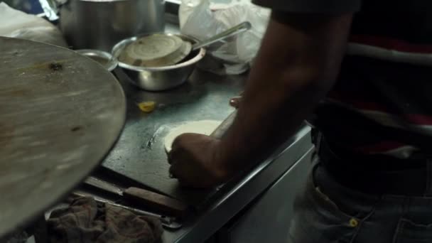 Делать Индийский Хлеб Тесто Ресторане Уличной Еды — стоковое видео