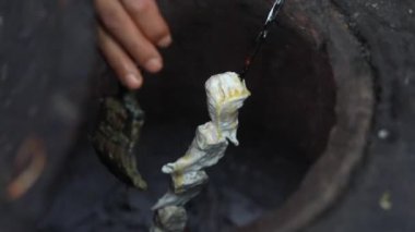 Afgan buğulanmış tavuk momo 'ları krema ve baharatla marine edilmiş soğan, kırmızı baharatlı sos ve yeşil nane sosuyla servis ediliyor..
