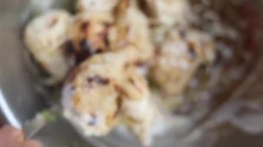 Afgan buğulanmış tavuk momo 'ları krema ve baharatla marine edilmiş soğan, kırmızı baharatlı sos ve yeşil nane sosuyla servis ediliyor..