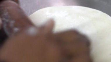 Bir sokak restoranında büyük bir Hint tavasında Hint ekmeği pişirmek.. 