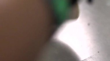 Bir sokak restoranında büyük bir Hint tavasında Hint ekmeği pişirmek.. 