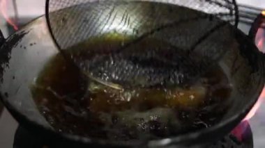 Tavada Momo kızartmak.