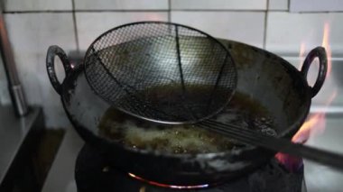 Tavada Momo kızartmak.