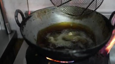 Tavada Momo kızartmak.