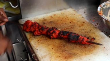 Masala soya chaap tikka, soğanlı ve yeşil nane soslu, beyaz tabakta servis edilir..